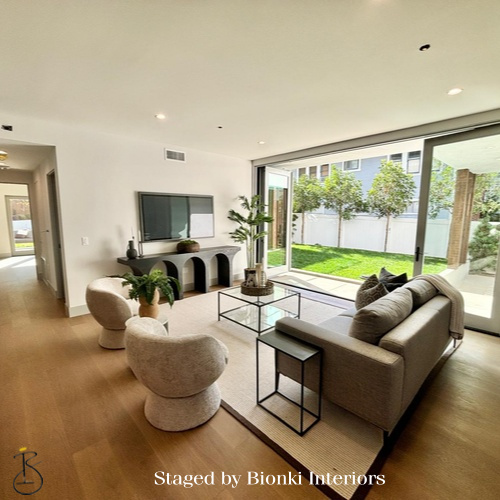 Luxury vacant home staging for a modern living room with expansive glass doors and indoor-outdoor flow. Staged by Bionki Interiors. Luxury vacant home staging for a modern living room with expansive glass doors and indoor-outdoor flow. Staged by Bionki Interiors.